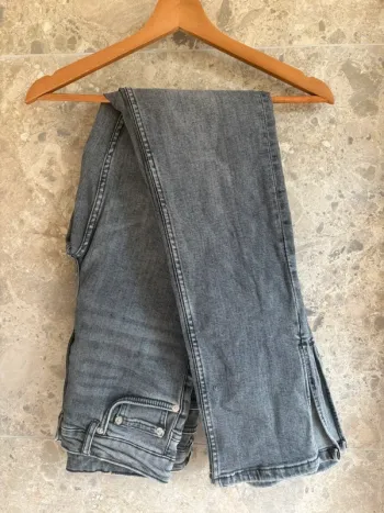 Jean gris Zara légèrement évasé et ouvert