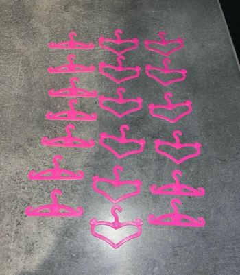 Cintres vêtements Barbies