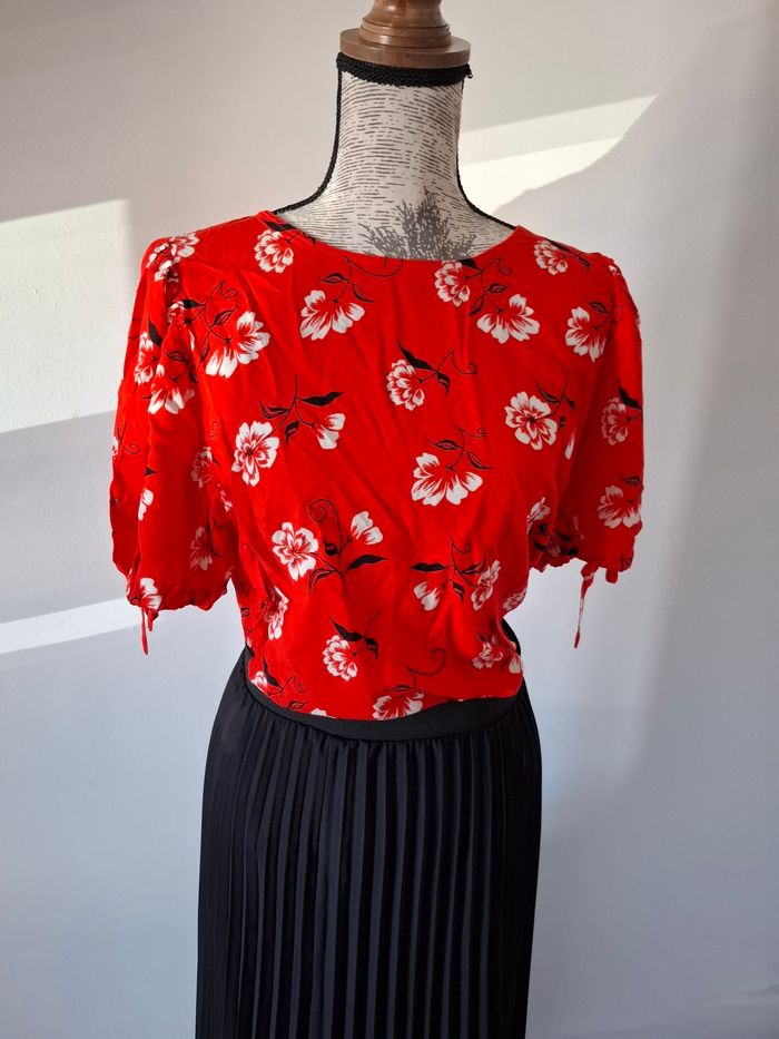 Blouse, haut rouge a fleurs noires et blanches - photo numéro 3