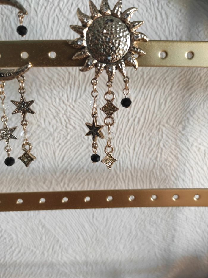 Boucles d’oreilles pendantes – Soleil & Lune dorées - photo numéro 5