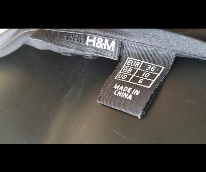Bustier cintré en satin noir de H&M. - photo numéro 4