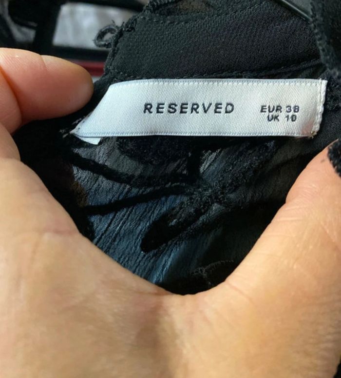 Jolie Blouse Noire Brodée Avec Volant Reserved Taille M - photo numéro 7