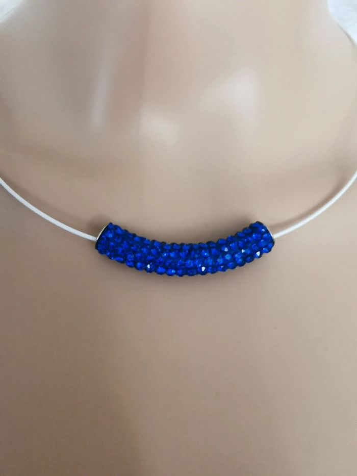 Collier. Blanc. Bleu