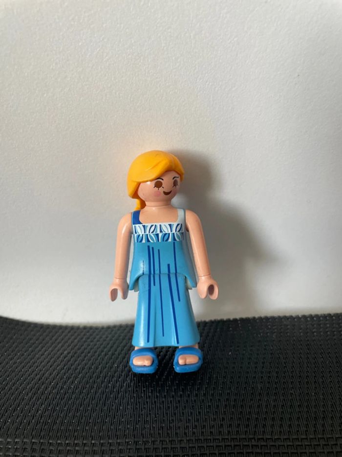 Playmobil figurine femme robe de chambre et claquettes bleues chambre maison