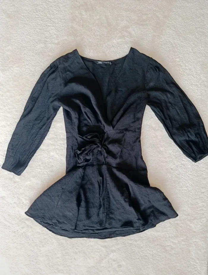 Petite robe noir Zara S matière crépon légère se noue sur la hanche