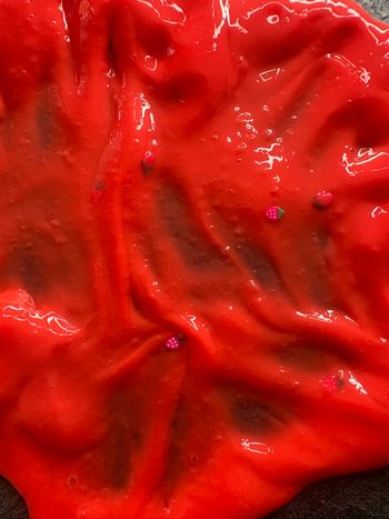 Slime rouge avec des fraises