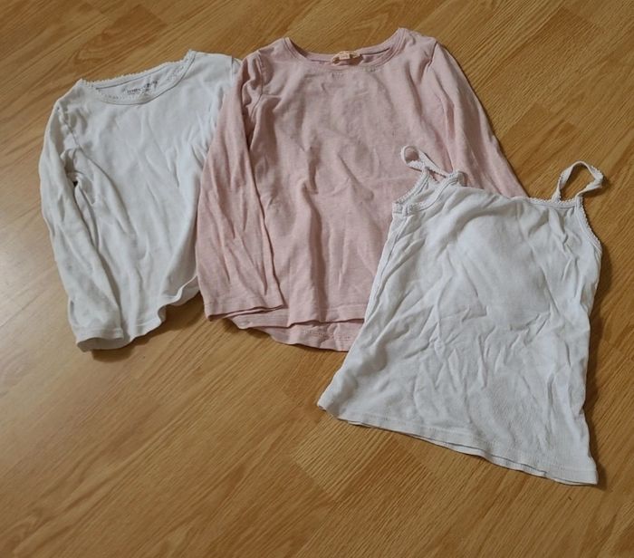 Lot vêtements fille 5ans robe tee-shirts pyjama - photo numéro 5