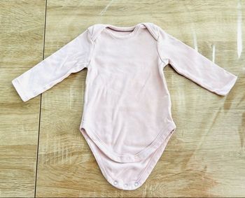 body rose manches longues «C&A» taille 6 mois