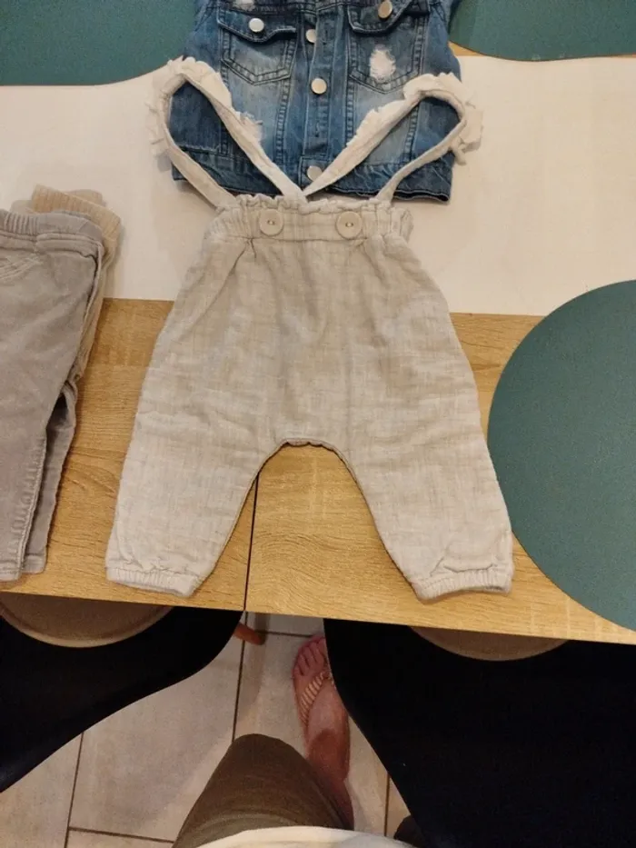 6 mois. Veste+ pantalons - photo numéro 6