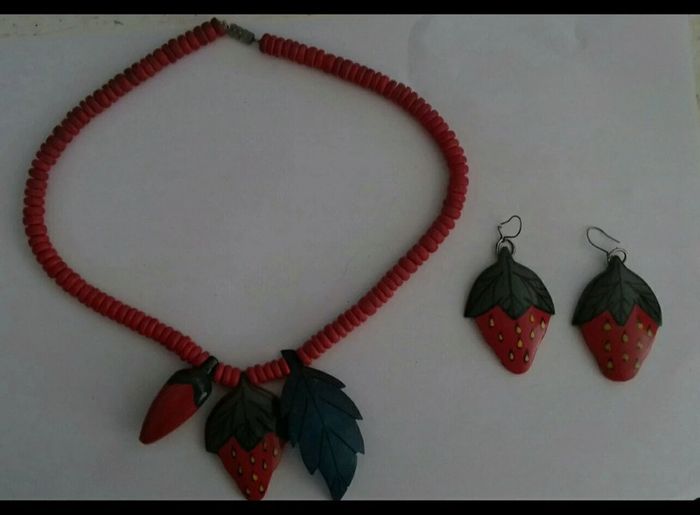 Collier et boucles d'oreilles fraises
