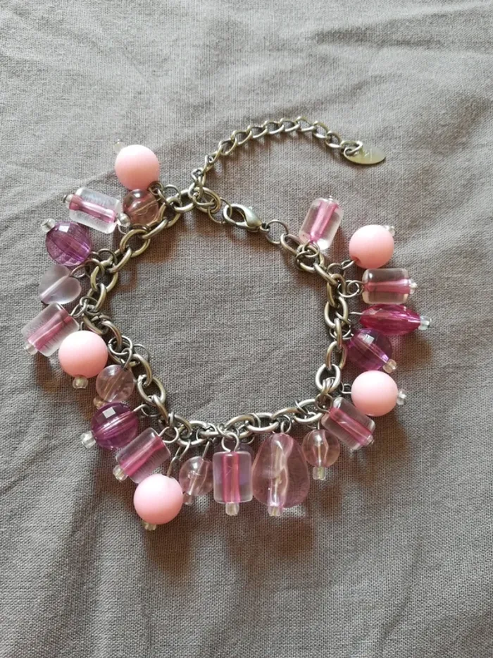 Très joli bracelet gris avec des charmes roses, neuf - photo numéro 2