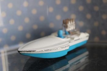 Matchbox canot à moteur miniature