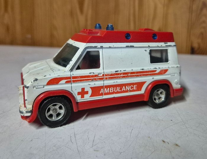 Majorette ambulance blanche et rouge 1/36 vintage van