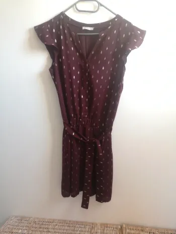 Robe bordeau brillante cache cache