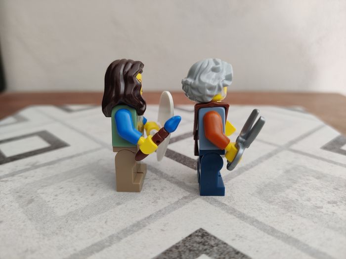 2 figurines Tisserand de tapisserie et Forgeuse de boucliers du set Lego 10332 Place du Village Médiéval - photo numéro 4