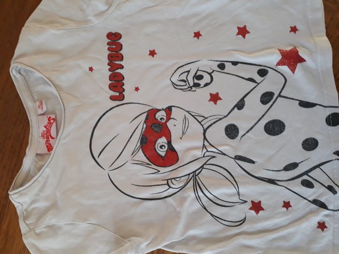 Lot de 2 tee shirt  6 ans , Miraculous  et Disney - photo numéro 2