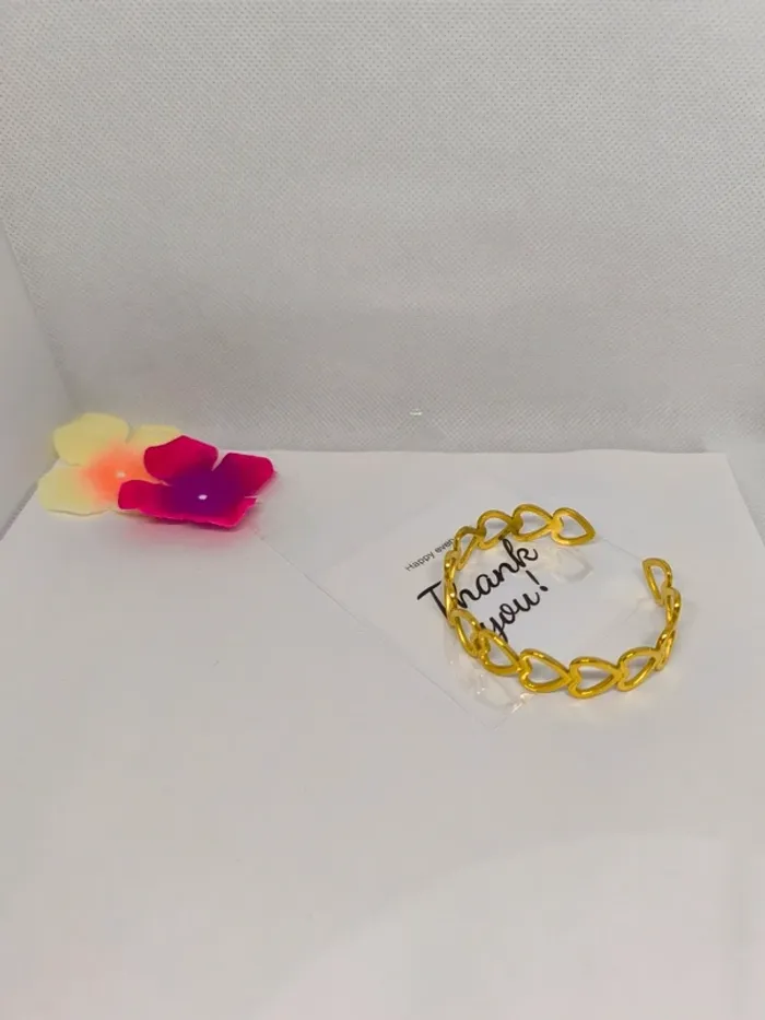 Bracelet manchette doré avec cœurs - photo numéro 2