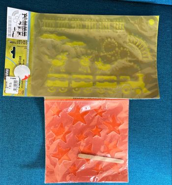 Lot de deux pochoirs en relief