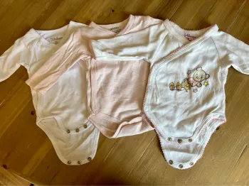 Lot de 3 bodies avec petit défaut