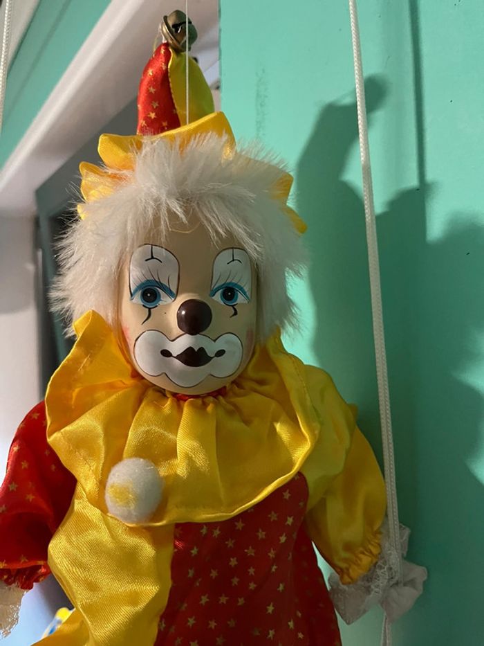 Clown assis