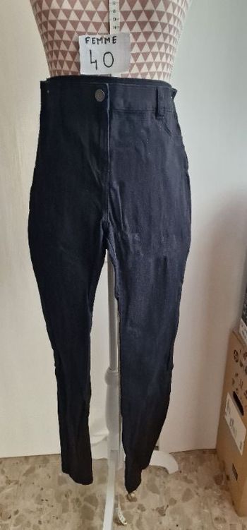 Jean, noir, taille standard, forme slim, longueur 98cm, largeur 39cm