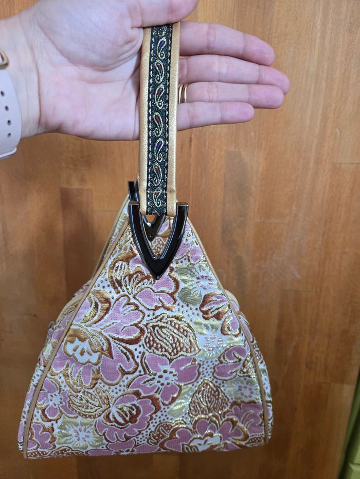 Sac à main aux broderies roses et dorées