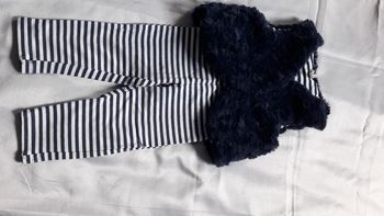 Ensemble sans manches fourrure synthétique  et legging rayé  12 mois