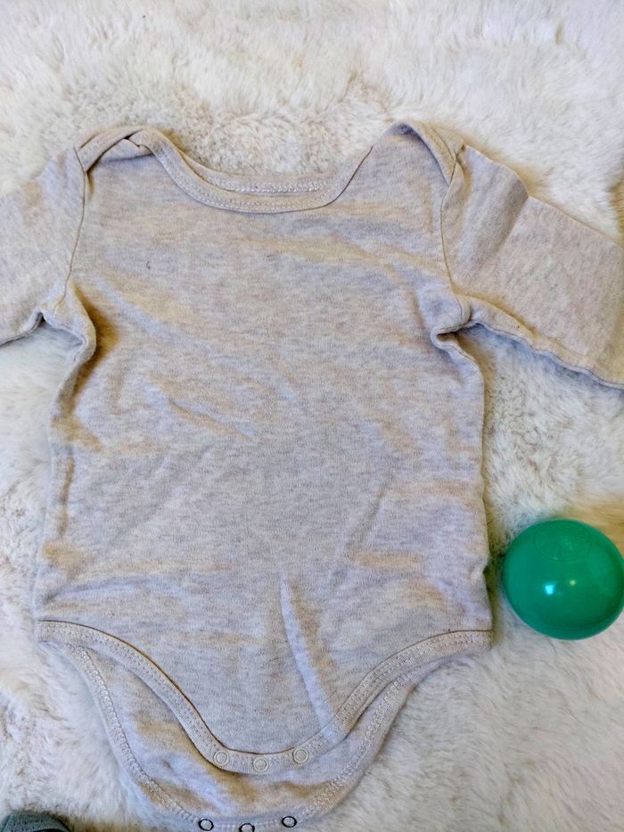 Lot 2 bodies 18 mois - photo numéro 4