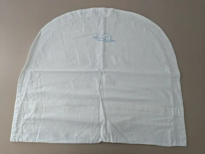 Linge de lit ancien taie d'oreiller en demi lune pour berceau brodé escargot