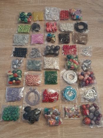 Lot de 40 sachets de perles et accessoires