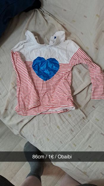 T-shirt à rayures et cœur bleu