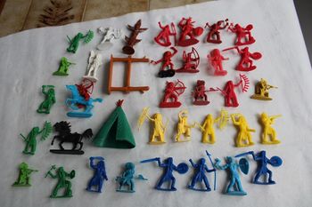 Lot de figurines indiens monochromes