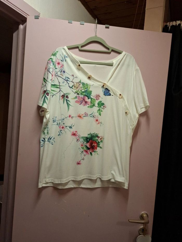 Tee shirt motif fleuris femme