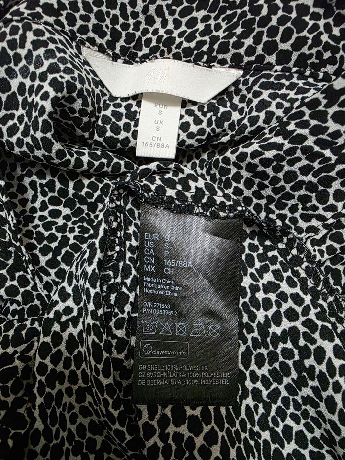 Chemisier long, noir&blanc façon léopard, neuf , en polyester, largeur d'épaule 45cm, largeur sous bras 56cm, longueur 79cm, marque H&M = 10€ - photo numéro 7