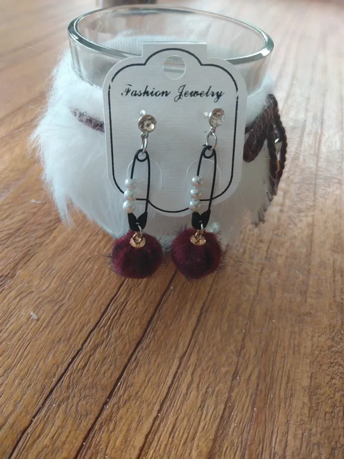 Boucles d'oreilles pompons superbes