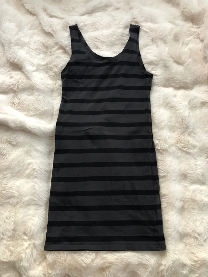 Petite robe moulante d’été rayée noire/grise