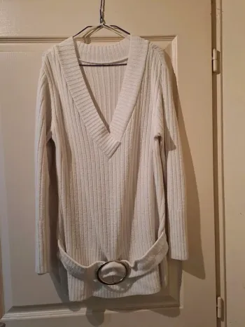 Pull blanc avec boucle devant - Sans marque - Taille 40 - Bon état.