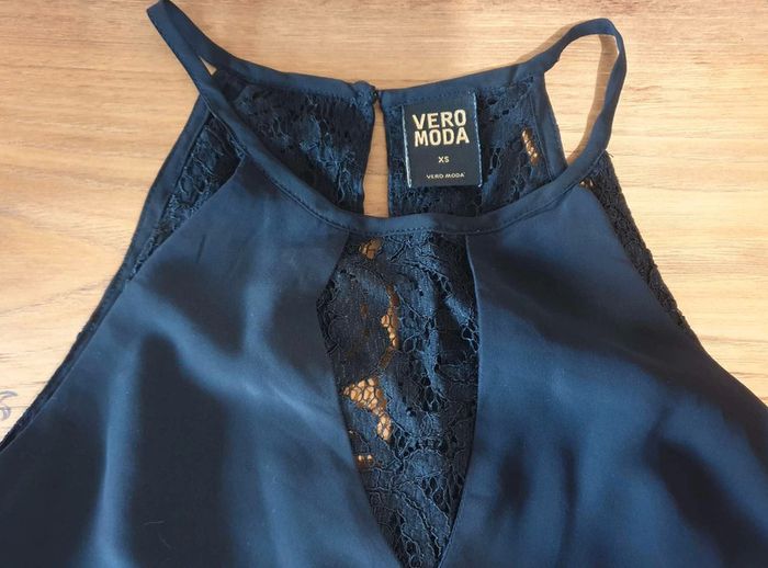 Haut  noir  avec  doublure dentelle - photo numéro 2