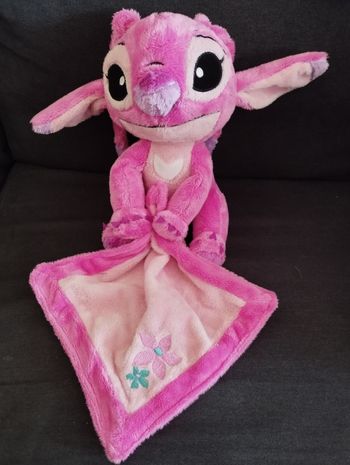 Doudou Stitch mouchoir rose