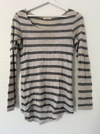 Pull fin t-shirt manches longues beige taupe rayures horizontales bleues col rond