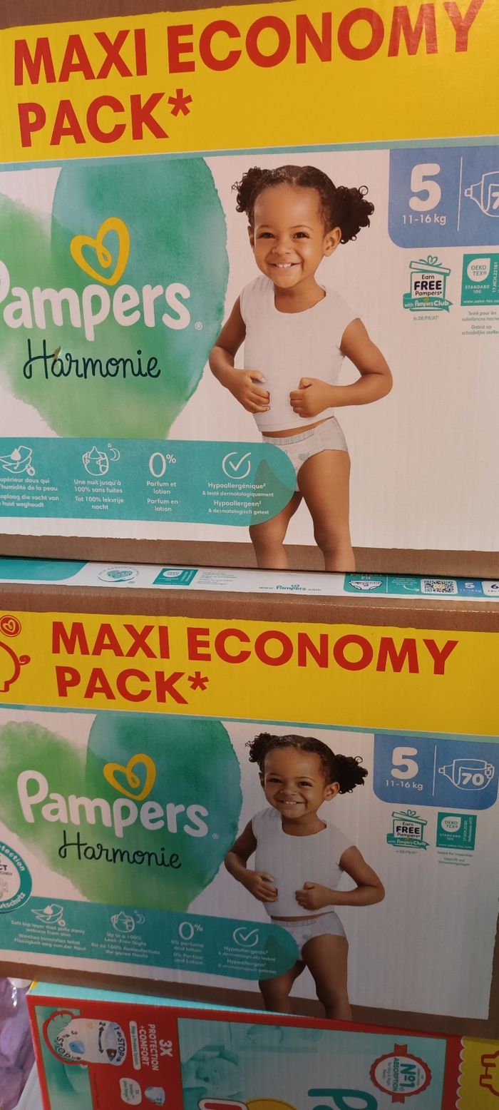 Lots deux cartons couches pampers T5