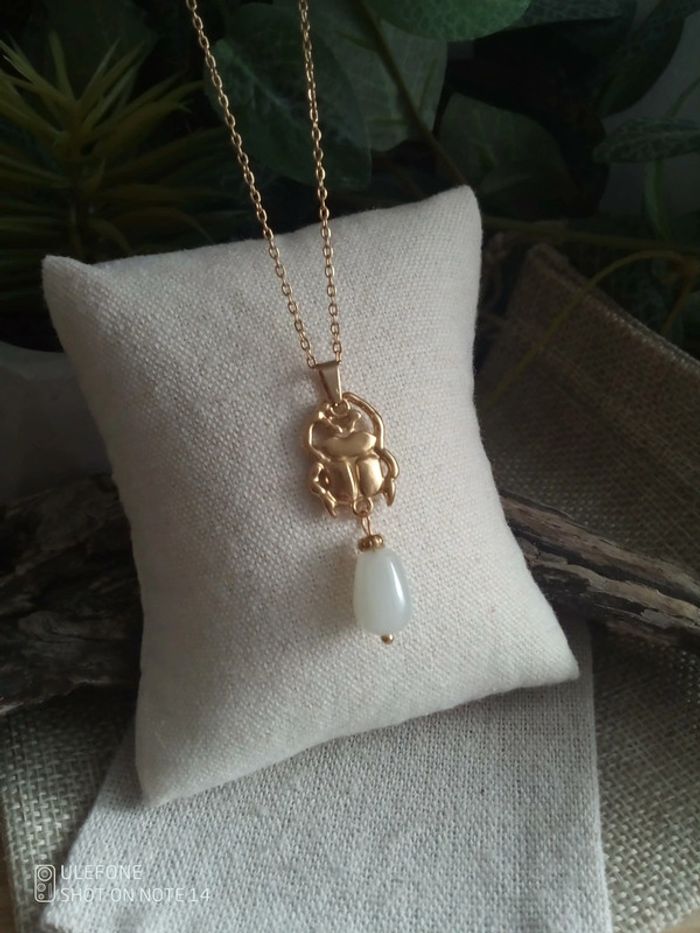Collier pendentif scarabée et Pierre de jade