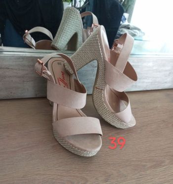 Sandales tressées à talon femme.39