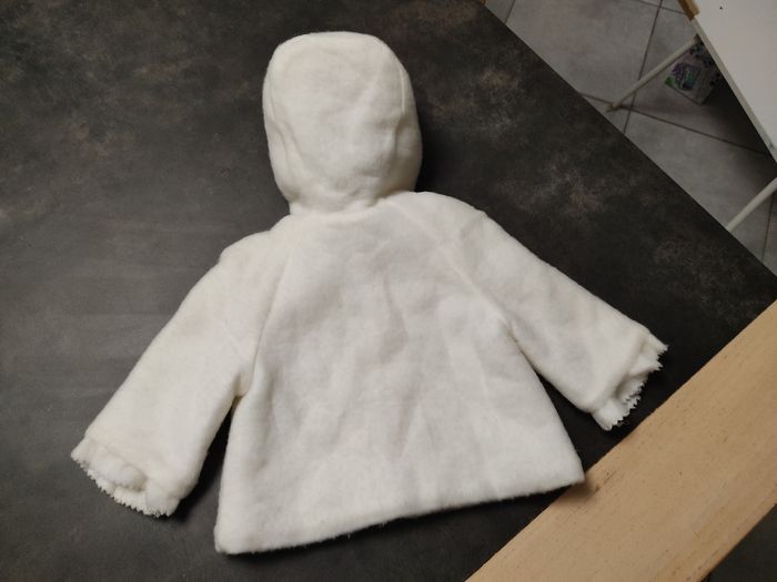 Veste blanche avec capuche 3 / 6 mois - photo numéro 5