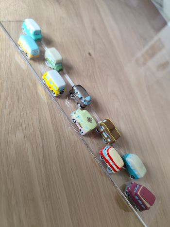 Lot de 10 figurines en céramique " les vans et camping cars"
