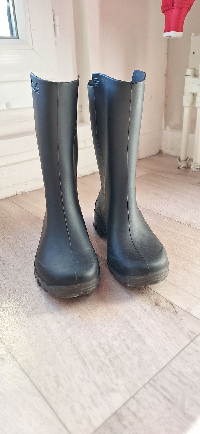 👢 Bottes en plastique noire - Decathlon – Taille 31/32 - photo numéro 2