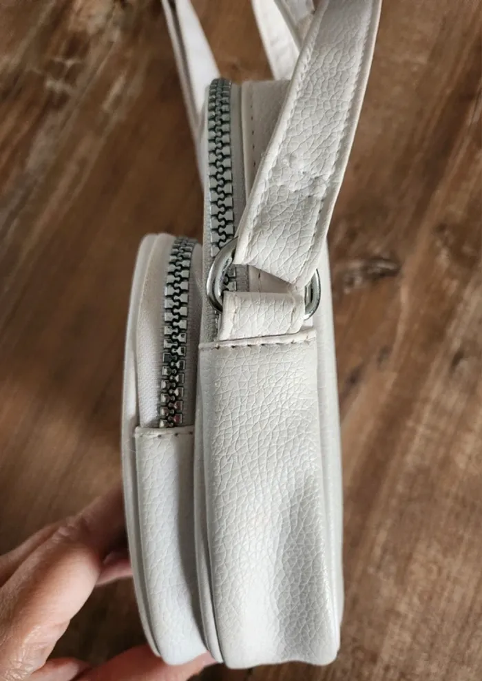 sacoche sac bandoulière réglable Stitch blanche disney blanc en bon état cuir synthétique - photo numéro 3