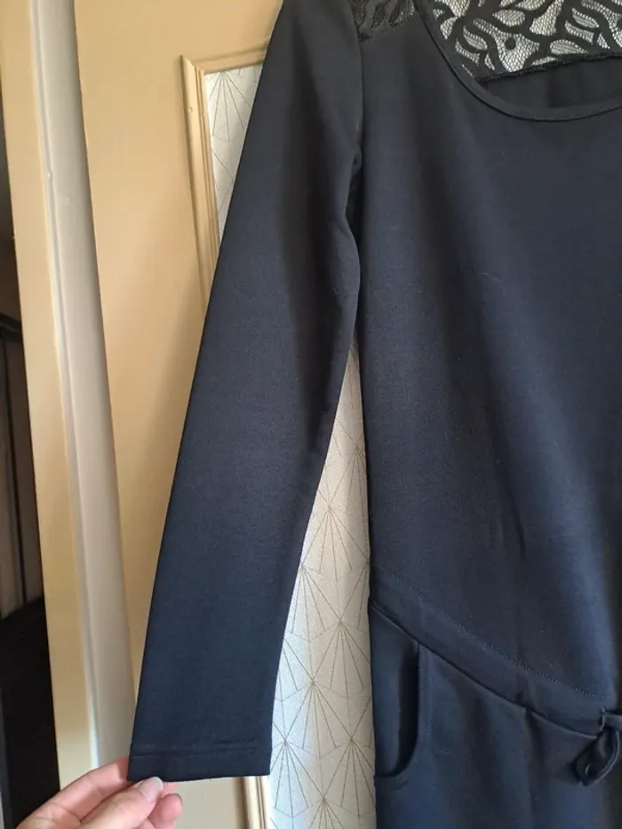 Robe noire de maternité molletonnée légèrement avec dentelle et lien portée 1 fois pour photos S - photo numéro 4