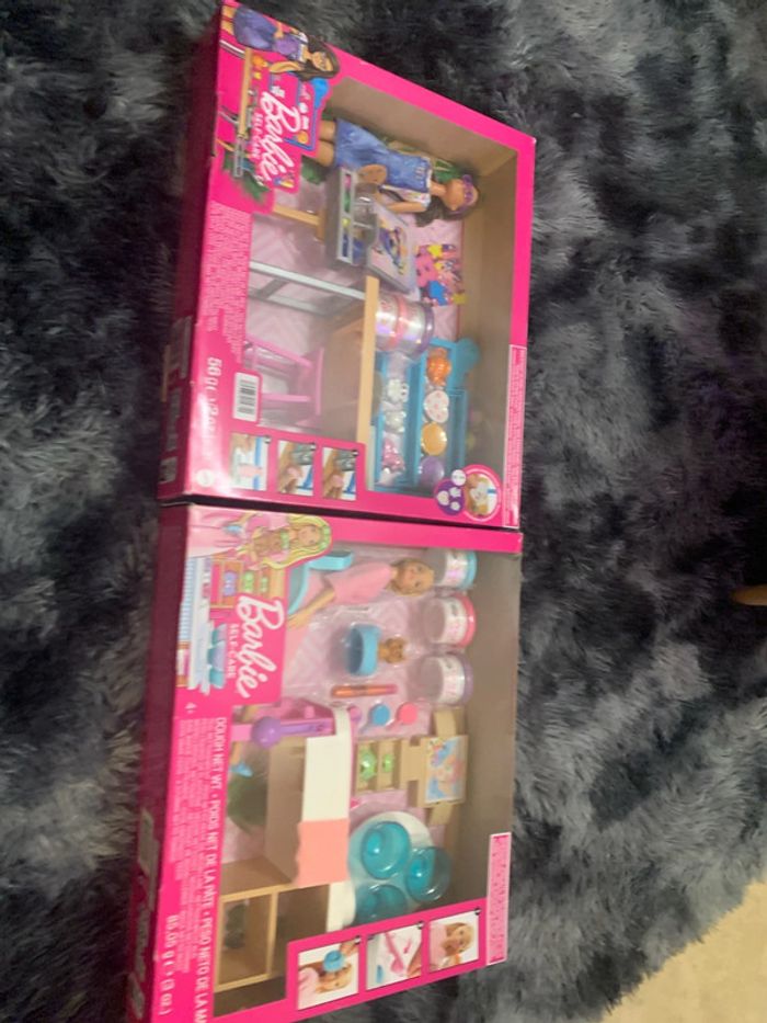 Deux. Coffrets Barbie.