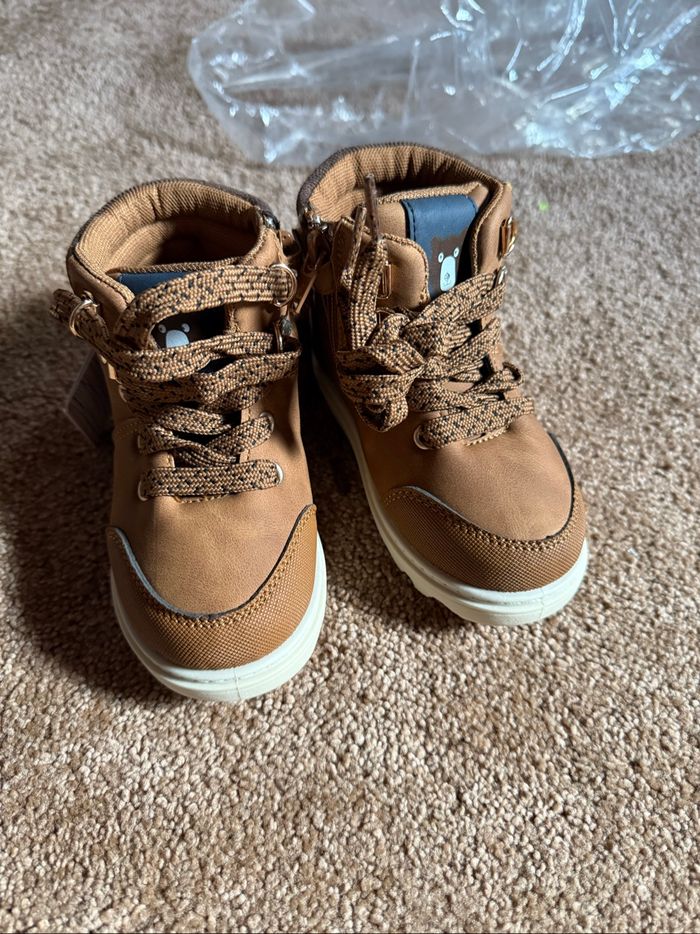Superbes bottines garçon neuves avec étiquette pointure 25